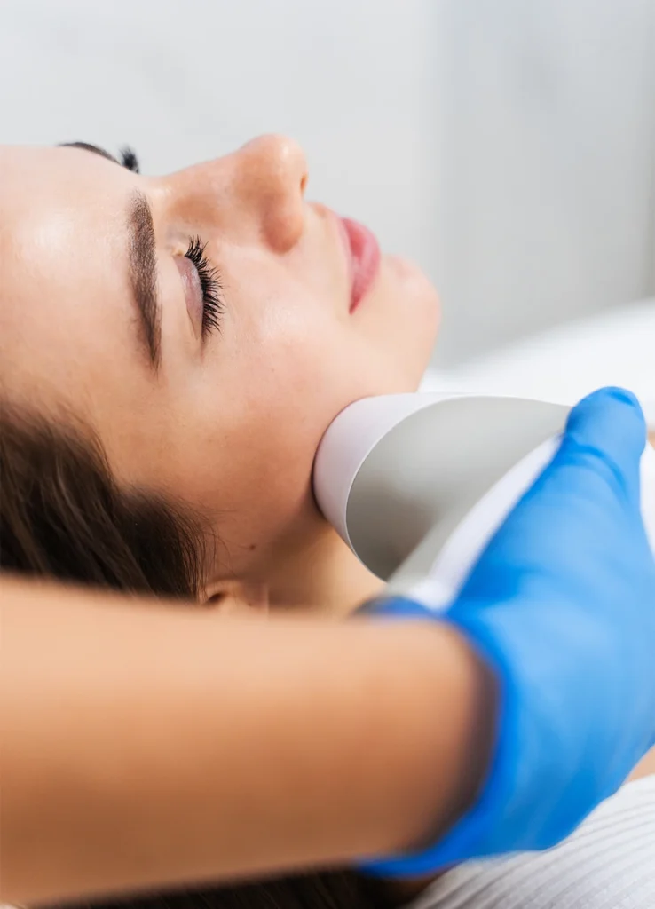 Ultrassom Microfocado | Rejuvenescimento Sem Cirurgia 1 ultrassom microfocado Aplicação de ultrassom microfocado para rejuvenescimento facial na Clínica Dra. Juliana Beani em jundiai