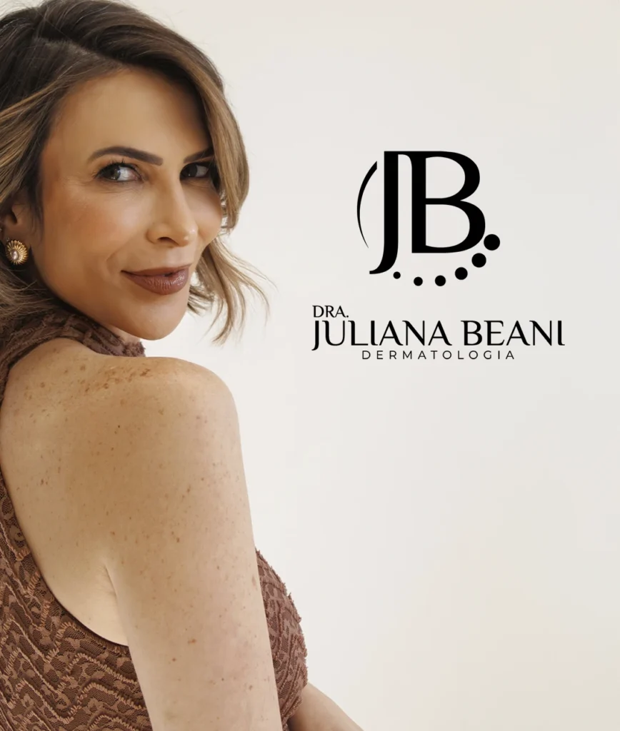 Dra. Juliana Beani realizando avaliação facial em paciente Clínica de dermatologia e estética moderna em Jundiaí