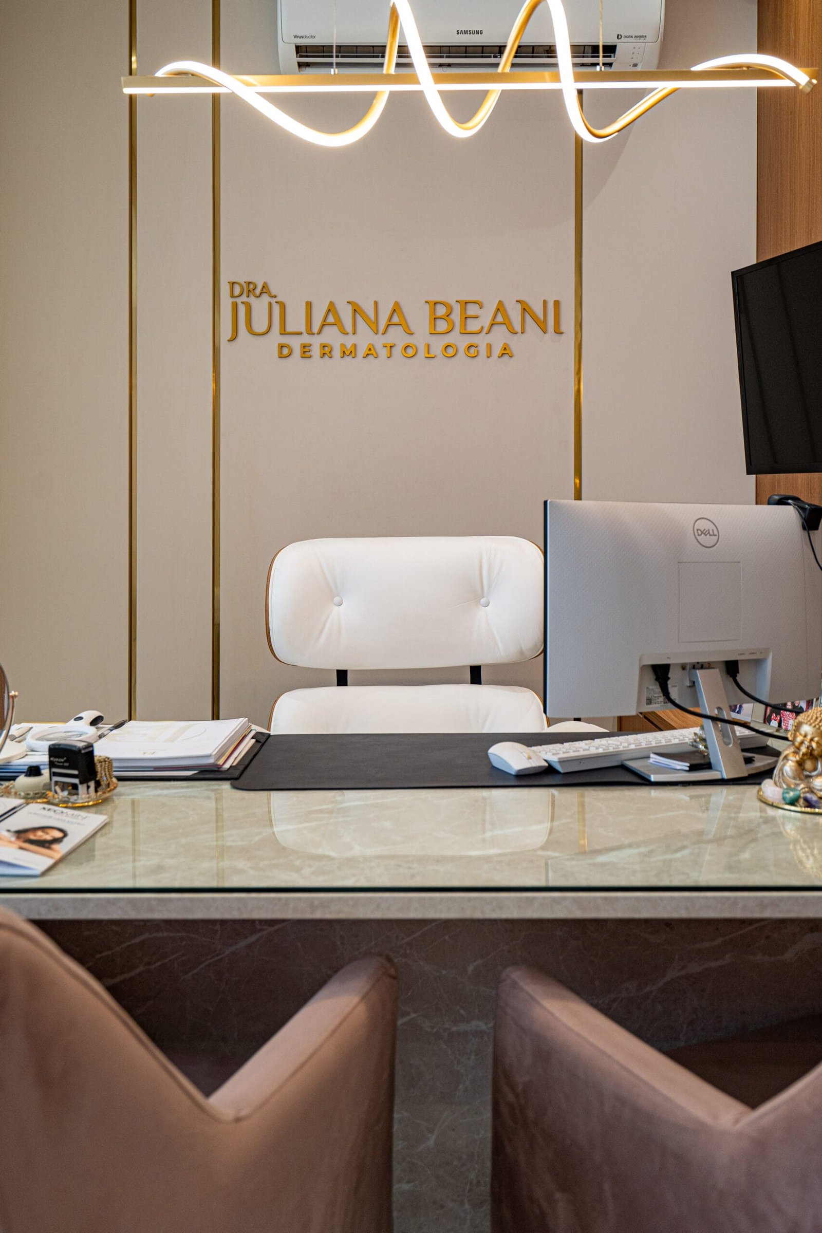 Consultório da Clínica Dra. Juliana Beani, ambiente tranquilo e profissional para consultas dermatológicas e avaliações personalizadas.